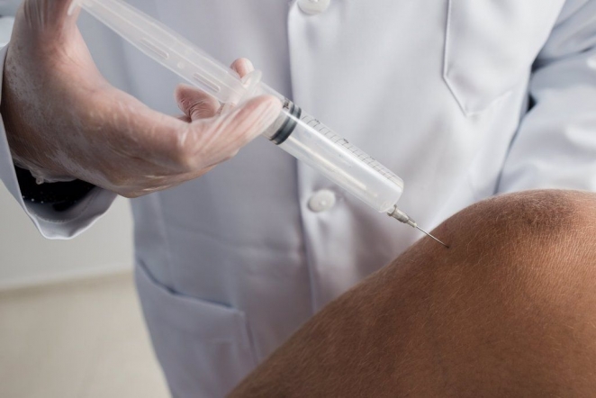 El doctor García Renedo explica el tratamiento con ozonoterapia