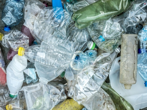 Con más de 400 millones de toneladas de plástico generadas en 2025, Roll’eat advierte de la urgencia de reducir residuos