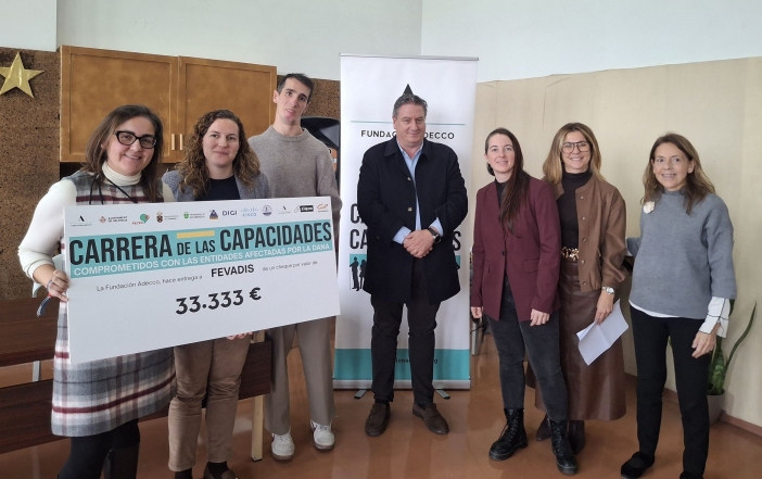 Álex Roca hace entrega de los 100.000 euros recaudados en la Carrera de las Capacidades a tres entidades afectadas por l
