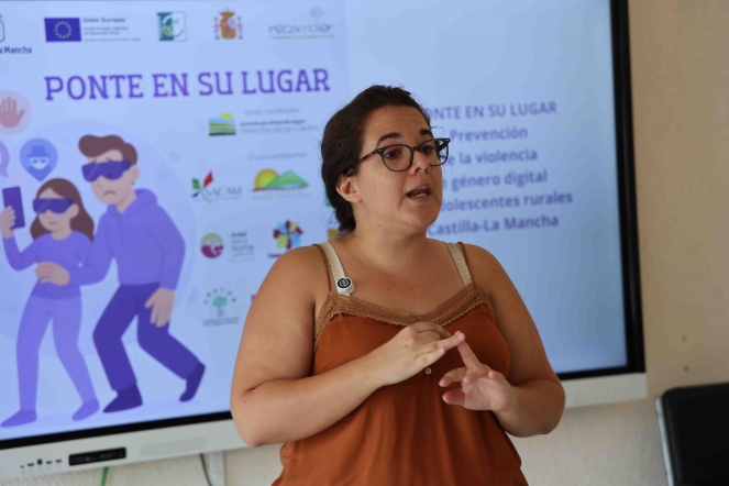 ADEL llevó la lucha contra la violencia de género digital a la Sierra Norte