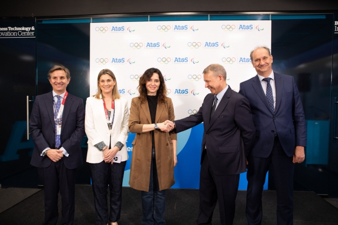 Isabel Díaz Ayuso visita en Madrid el Atos Integration Testing Lab para los Juegos Olímpicos y Paralímpicos de París 202