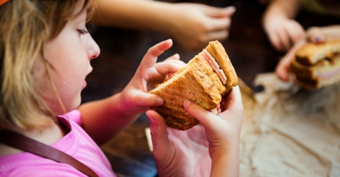 Roll’eat supera las 5.000 toneladas de aluminio evitadas gracias a la sustitución del papel de un solo uso en los almuer