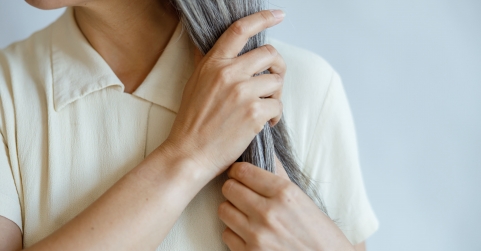 La falta de ciertos nutrientes, posible responsable silenciosa de la caída capilar femenina a partir de los 50