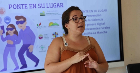 ADEL llevó la lucha contra la violencia de género digital a la Sierra Norte