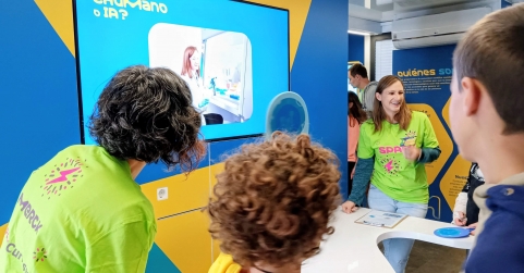 Más de 1.700 estudiantes descubren la inteligencia artificial en el Curiosity Cube de Merck