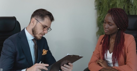 Casi 1 de cada 6 trabajadores afirma haber sufrido discriminación o microagresiones en el entorno laboral