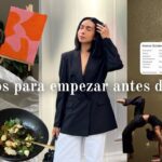 Thumbnail collage for a video: woman in a black blazer and white pants stands center; left shows a bed with a salad bowl and a green smoothie, plus a red lamp and painting; right shows a yellow wall with a shadow and a small 'Gastos Octubre' note, with large text reading '11+ hábitos para empezar antes de 2026'