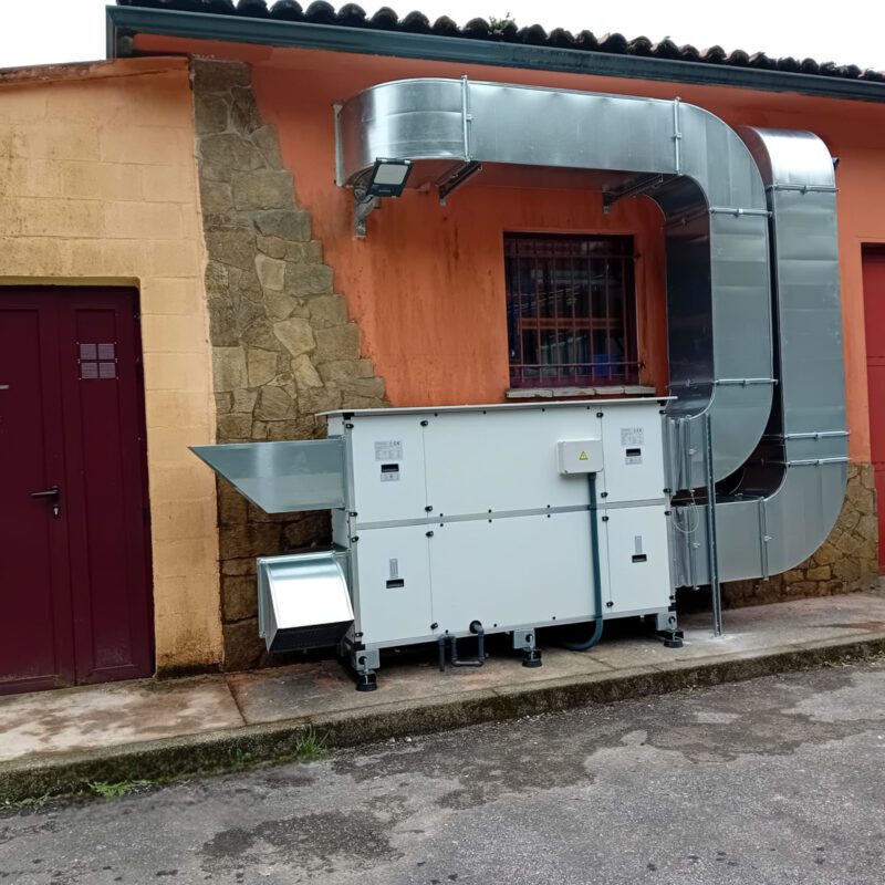 radonspain - IP | diario-economia.com Outdoor industrial air handling unit with extensive metal ducts attached to a building.