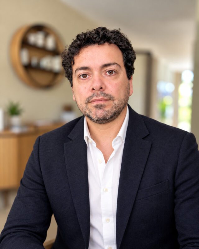 MAlomar R - IP | diario-economia.com Head-and-shoulders portrait of a man in a navy blazer and white shirt, seated in a bright office. In focus, neutral expression.